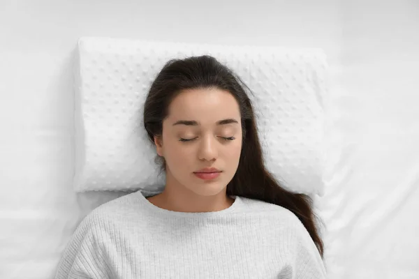 メモリフォーム枕の上で寝る女性 トップビュー — ストック写真