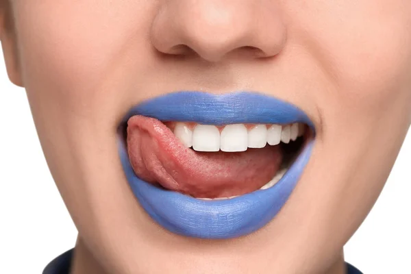 Žena Modrou Rtěnkou Ukazující Jazyk Světlém Pozadí Detailní Záběr — Stock fotografie