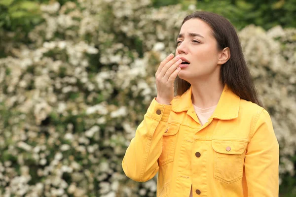 Mujer Que Sufre Alergia Estacional Primavera Aire Libre Espacio Para —  Fotos de Stock