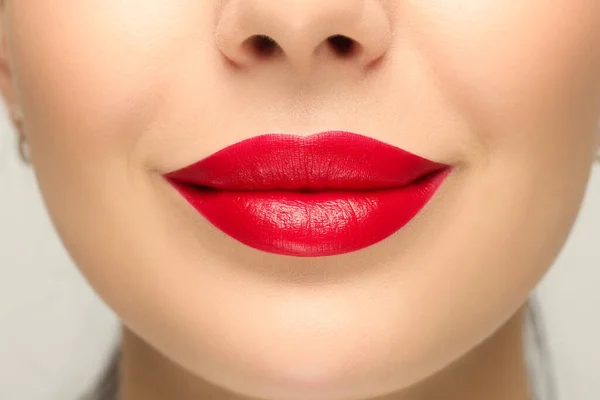 Femme Avec Rouge Lèvres Sur Fond Clair Gros Plan — Photo