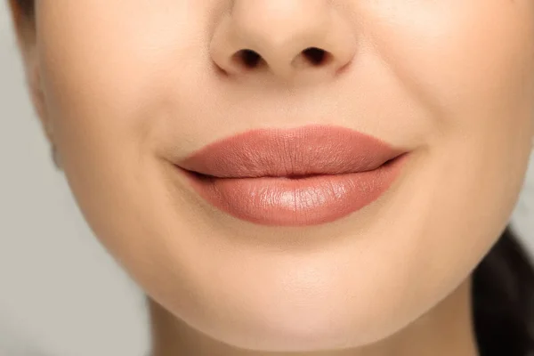 Wanita Dengan Lipstik Telanjang Pada Latar Belakang Cahaya Closeup — Stok Foto