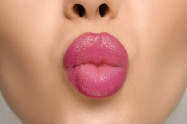 ピンクの口紅を持つ女性のクローズアップビュー — ストック写真