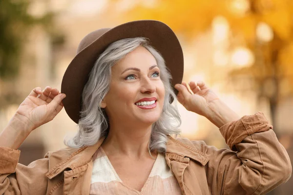 户外灰白色头发的微笑女人的画像 — 图库照片