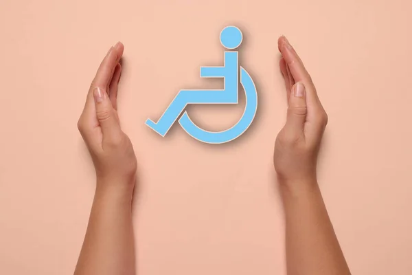 Zahrnutí Postižení Žena Chránící Invalidní Vozík Symbol Světle Růžovém Pozadí — Stock fotografie