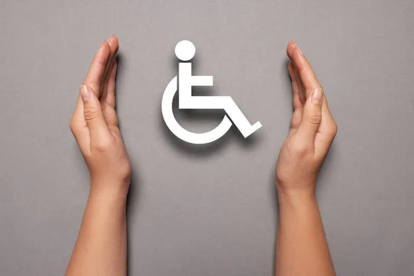 Включение Инвалидности Женщина Защищает Символ Инвалидной Коляски Сером Фоне Крупным — стоковое фото