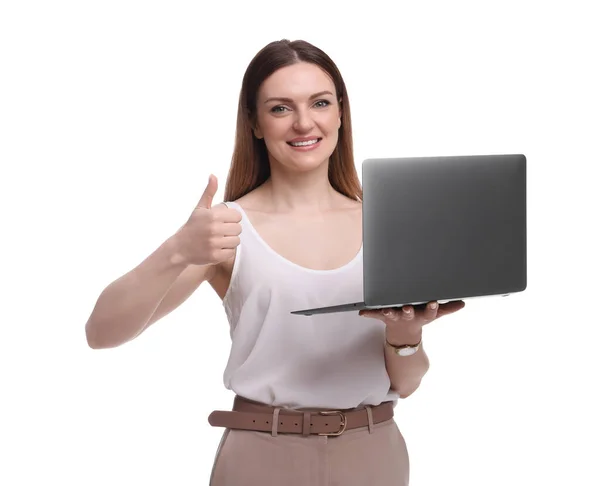 漂亮的女商人 带着手提电脑 大拇指贴在白色的背景上 — 图库照片
