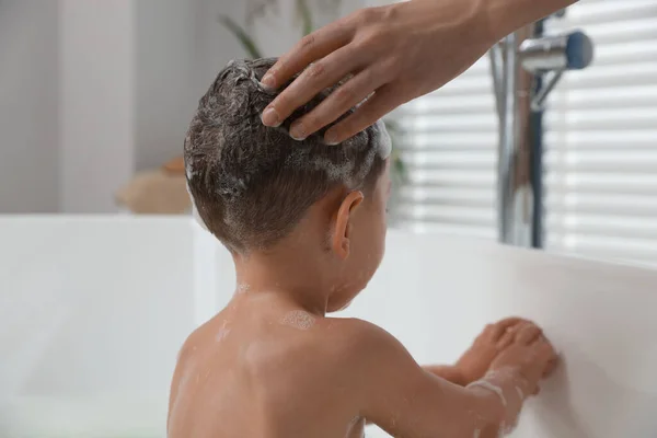Mother Washing Her Little Son Hair Shampoo Bathroom — Stock Photo, Image