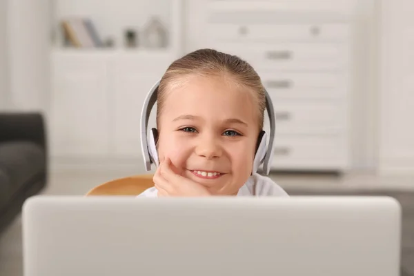 Dziewczynka Słuchawkach Używająca Laptopa Domu Uzależnienie Internetu — Zdjęcie stockowe