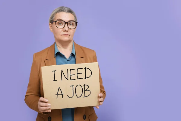 Arbeitslose Seniorin Mit Einem Pappschild Mit Der Aufschrift Need Job — Stockfoto