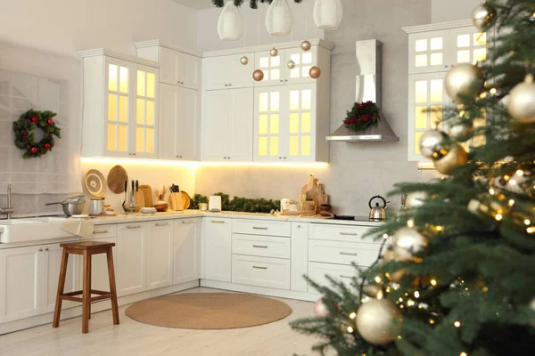 Acogedora Cocina Espaciosa Decorada Para Navidad Diseño Interiores — Foto de Stock