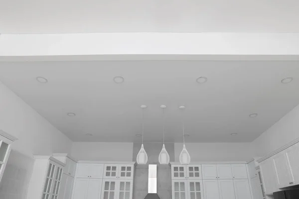 Потолок Современными Лампами Вытяжка Мебель Стильной Кухне Вид Низкого Угла — стоковое фото