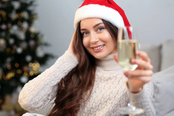 Evde Bir Bardak Köpüklü Şarapla Noel Baba Şapkalı Güzel Bir — Stok fotoğraf