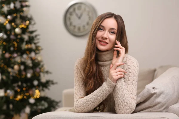 Evdeki Noel Ağacının Yanında Gülümseyen Güzel Genç Kadın Mesaj Için — Stok fotoğraf