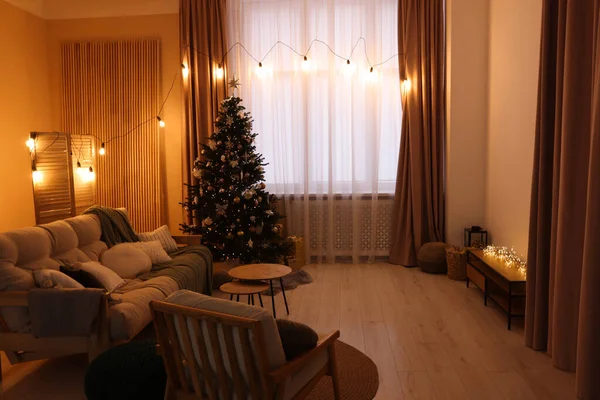 Bereich Mit Schrank Bequemen Möbeln Und Weihnachtsbaum Stilvollen Zimmer — Stockfoto