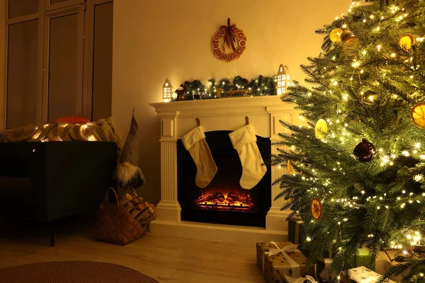Noel Ağacının Yanında Şık Bir Şömine Rahat Bir Odada Aksesuarlar — Stok fotoğraf