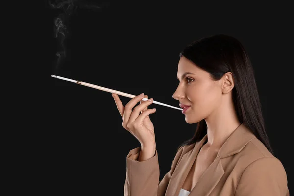 Használ Hosszú Cigaretta Tartó Dohányzás Fekete Alapon — Stock Fotó