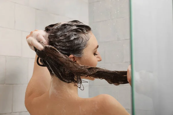 Νεαρή Γυναίκα Πλένει Μαλλιά Ενώ Κάνει Ντους Στο Σπίτι — Φωτογραφία Αρχείου