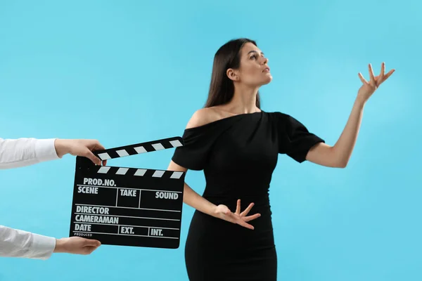 Actrice Die Optreedt Terwijl Tweede Assistent Camera Clapperboard Houdt Lichtblauwe — Stockfoto