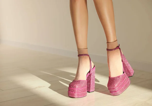 Mulher Vestindo Sapatos Salto Alto Rosa Com Plataforma Dedos Quadrados — Fotografia de Stock