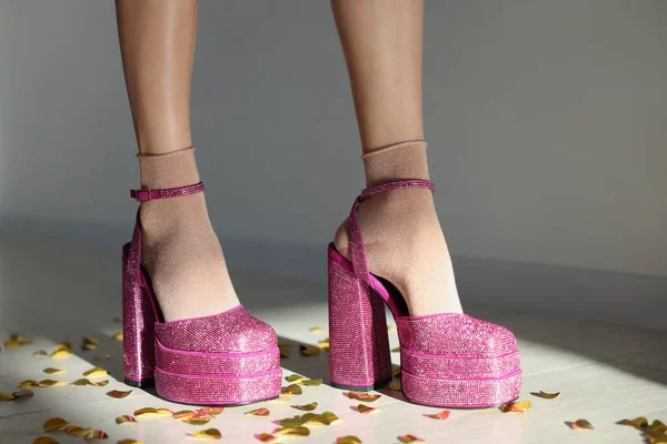 时髦的派对 穿着粉色高跟鞋的女人 在室内有平台和正方形脚趾头 — 图库照片