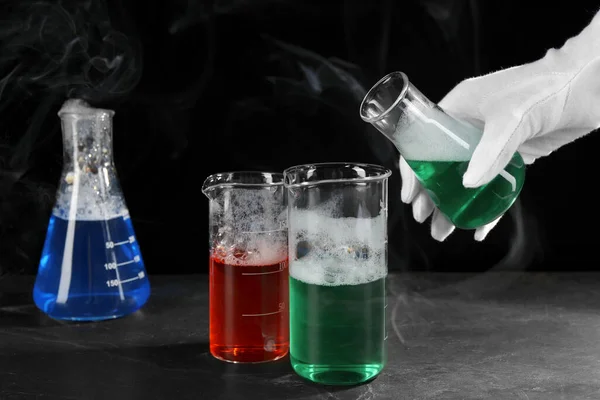 Wissenschaftler Die Mit Laborgläsern Schwarzen Tisch Arbeiten Nahaufnahme Chemische Reaktion — Stockfoto