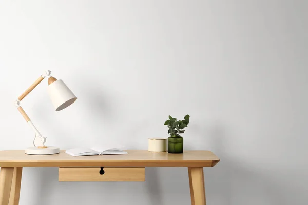 Stílusos Modern Asztali Lámpa Nyitott Könyv Növény Asztalra Közel Fehér — Stock Fotó