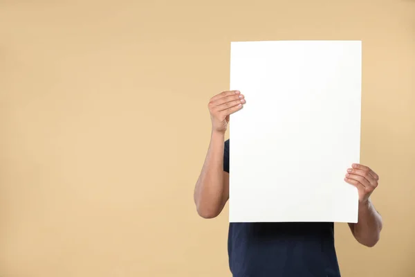 Mann Mit Blatt Papier Auf Beigem Hintergrund Nahaufnahme Mockup Für — Stockfoto