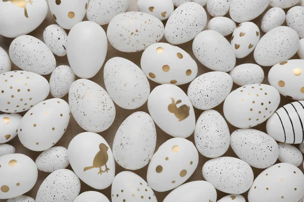 Muchos Huevos Pascua Pintados Sobre Fondo Gris Puesta Plana — Foto de Stock
