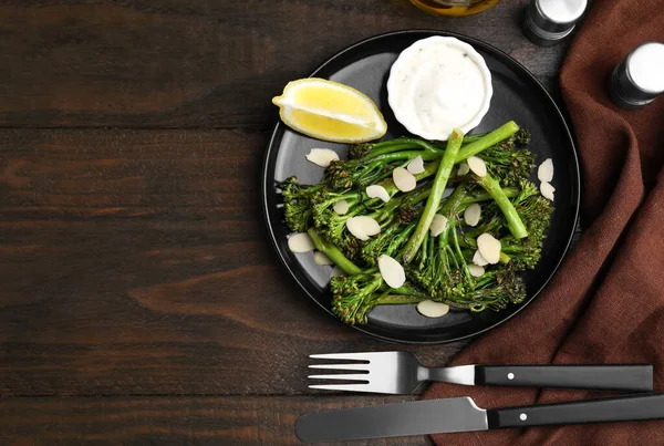 Smaklig Kokt Broccolini Serveras Träbord Platt Ligg Plats För Text — Stockfoto