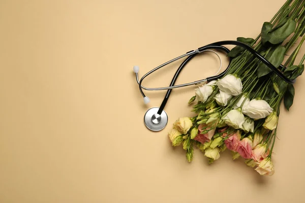 Stethoscope Και Λουλούδια Σκούρο Μπεζ Φόντο Επίπεδη Θέσει Χώρο Για — Φωτογραφία Αρχείου
