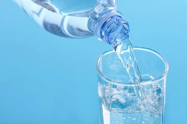 Despejar Água Garrafa Vidro Fundo Azul Claro Close — Fotografia de Stock
