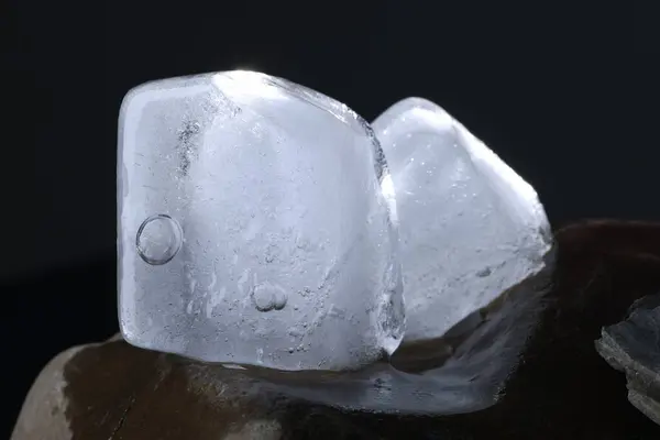 Kristallklare Eiswürfel Auf Stein Vor Dunklem Hintergrund Nahaufnahme — Stockfoto