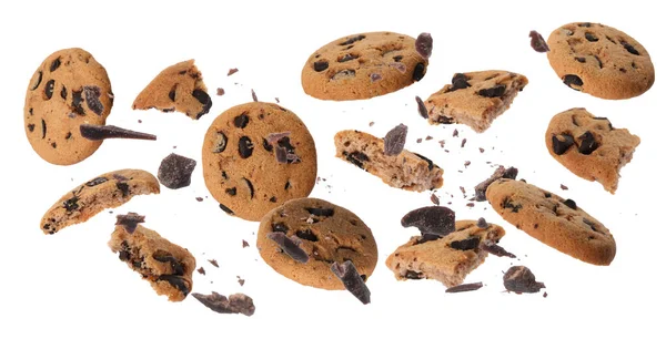 Köstliche Schokoladenkekse Und Schokoladenstücke Fallen Auf Weißem Hintergrund — Stockfoto