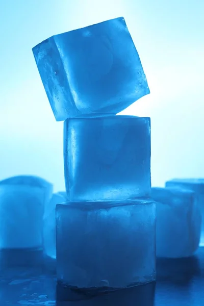 Pila Cubetti Ghiaccio Cristallino Sfondo Azzurro Effetto Tono Colore — Foto Stock
