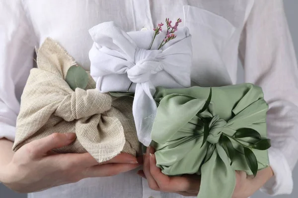Técnica Furoshiki Mulher Segurando Presentes Embalados Diferentes Tecidos Decorados Com — Fotografia de Stock