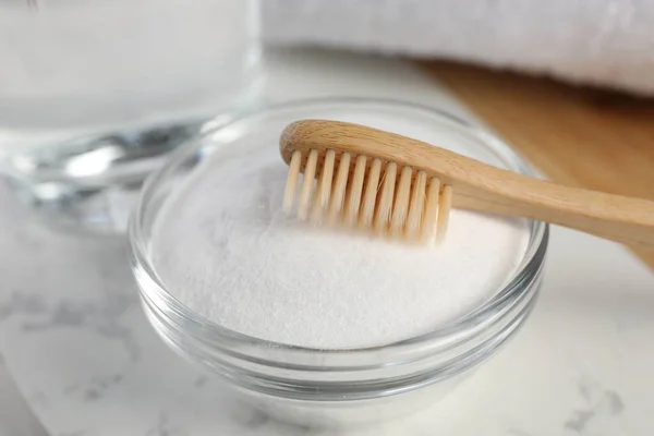 Szczoteczka Zębów Szklana Miska Sody Oczyszczonej Białym Marmurowym Stole Zbliżenie — Zdjęcie stockowe