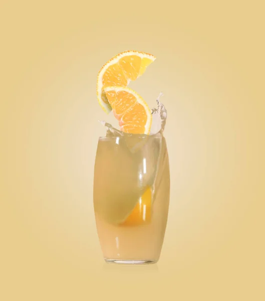 Splashing Freshly Made Lemon Juice Pale Yellow Background Slices Citrus — Stock Photo, Image