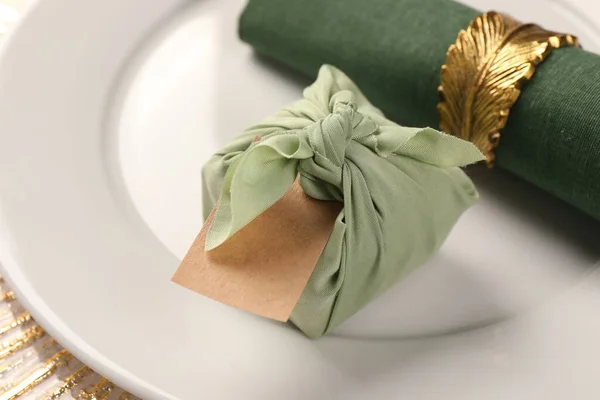 Técnica Furoshiki Presente Embalado Tecido Verde Cartão Branco Guardanapo Placa — Fotografia de Stock