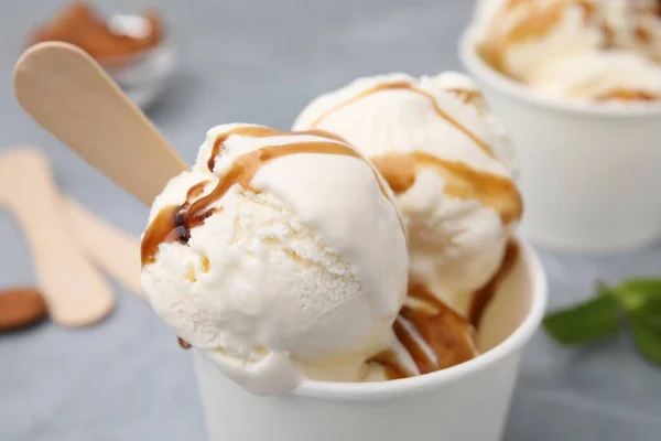 Мороженое Карамельным Соусом Бумажной Чашке Крупным Планом — стоковое фото