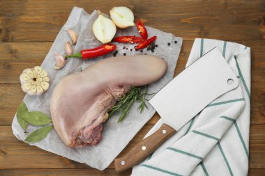 Çiğ sığır diliyle parşömen ve ahşap masa üzerinde ürünler, düz yatıyordu