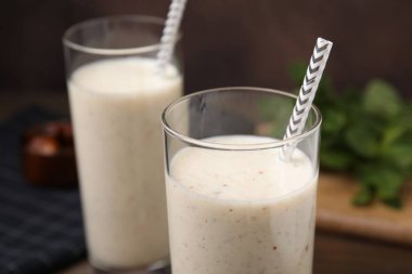 Masada nefis bir bardak smoothie, yakın plan.