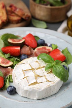 Peynirli, yaban mersinli, incirli ve çilekli lezzetli salata.