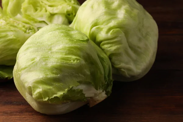 Fresh Green Whole Cut Iceberg Lettuce Heads Wooden Table Closeup — Stock Photo, Image
