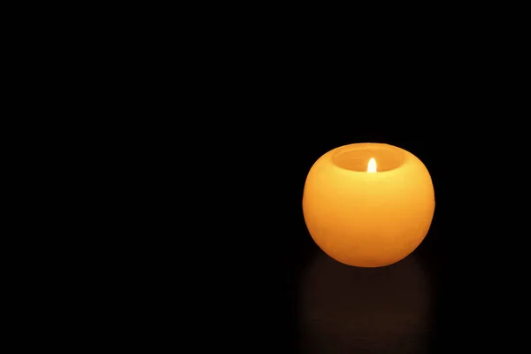 黑色背景上的一轮点燃的蜡烛 文字的空间 — 图库照片