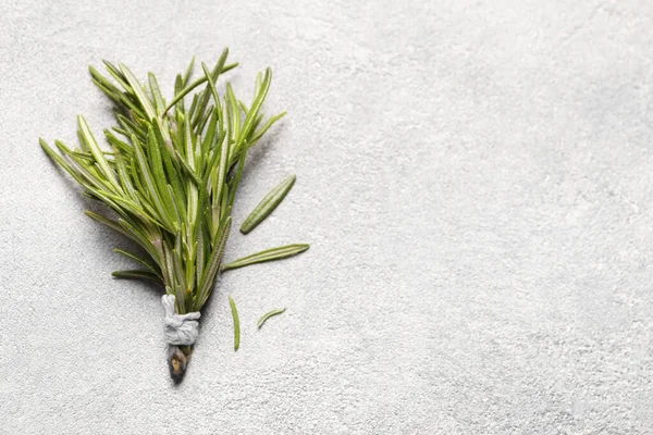 Bunch Fresh Rosemary Light Texured Table Top View Space Text — Stock fotografie