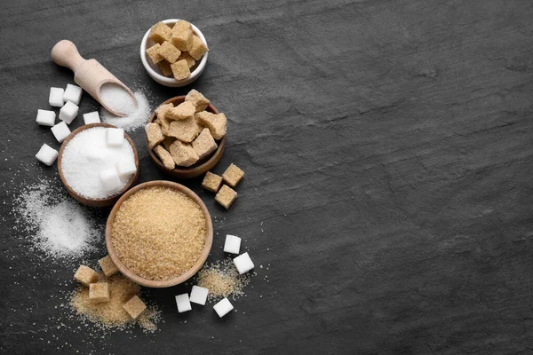 Diversi Tipi Zucchero Sul Tavolo Nero Posa Piatta Spazio Testo — Foto Stock