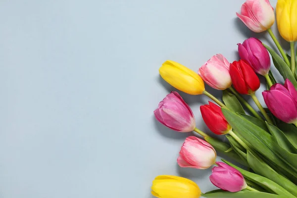 Prachtige Kleurrijke Tulpenbloemen Lichtgrijze Achtergrond Vlak Gelegd Ruimte Voor Tekst — Stockfoto