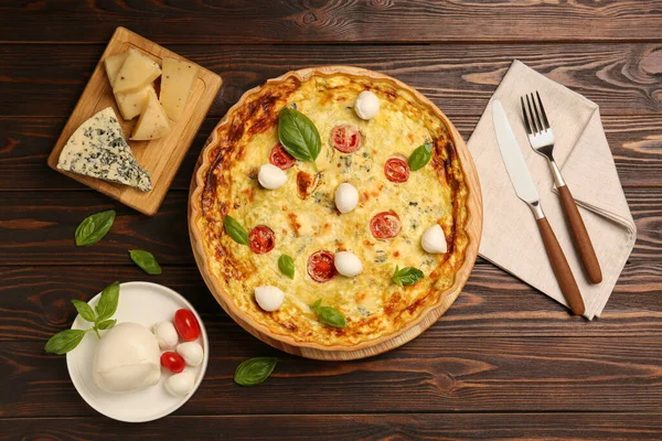 Deliziosa Quiche Con Mozzarella Pomodori Basilico Sul Tavolo Legno Posa — Foto Stock