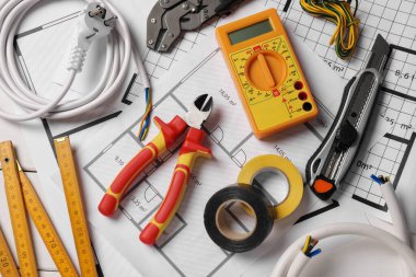 Elektrik şeması ve üst görünümde farklı kablolar ve araçlar