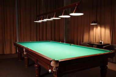 Kulüpte boş yeşil bilardo masası. Havuz Oyunu